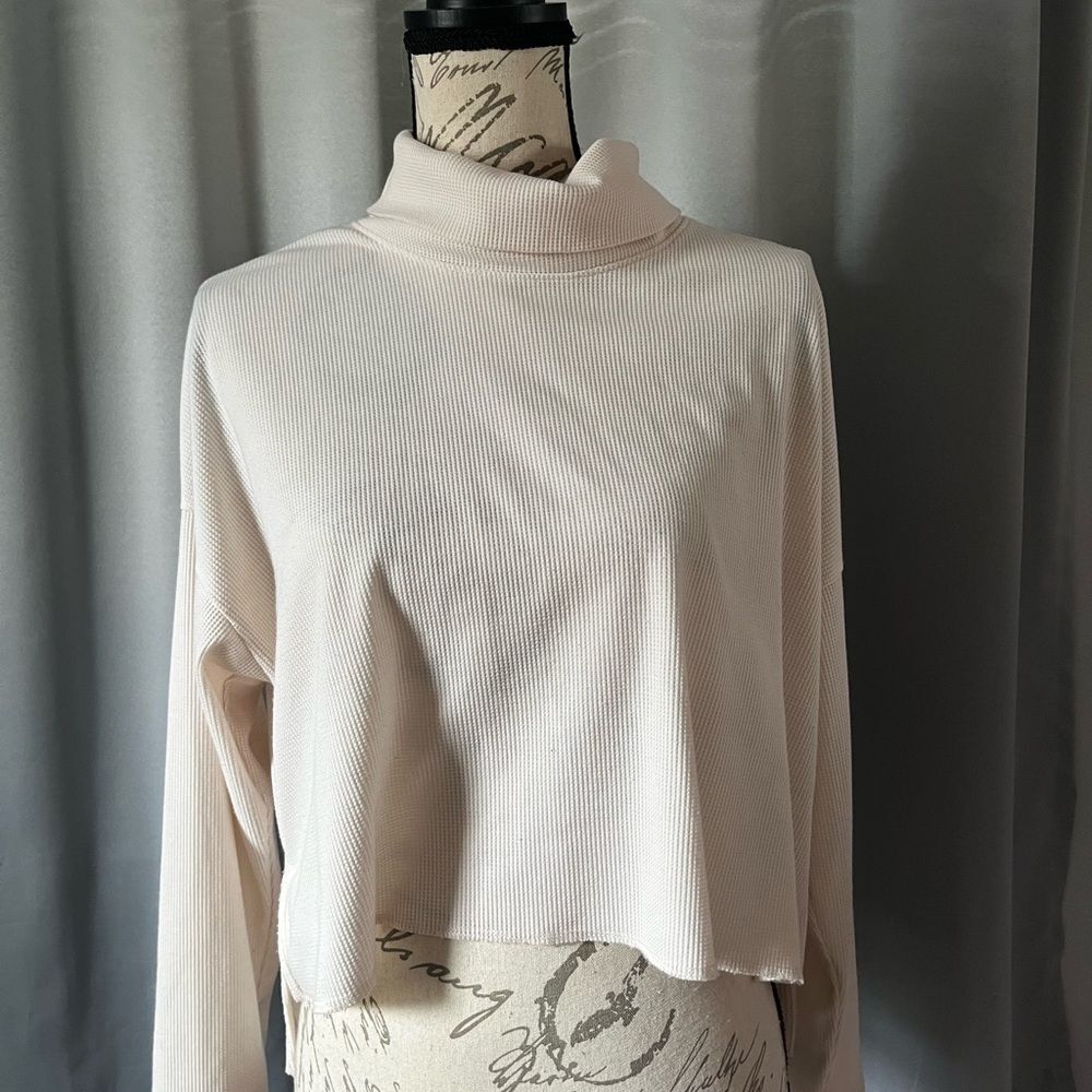 American eagle cream flowy waffle print turtle neck long sleeve size small